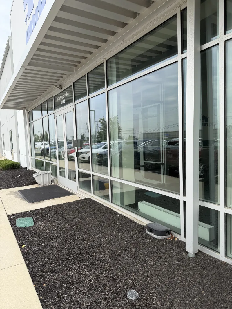 Edificio comercial con ventanas recién limpiadas en Columbus, OH